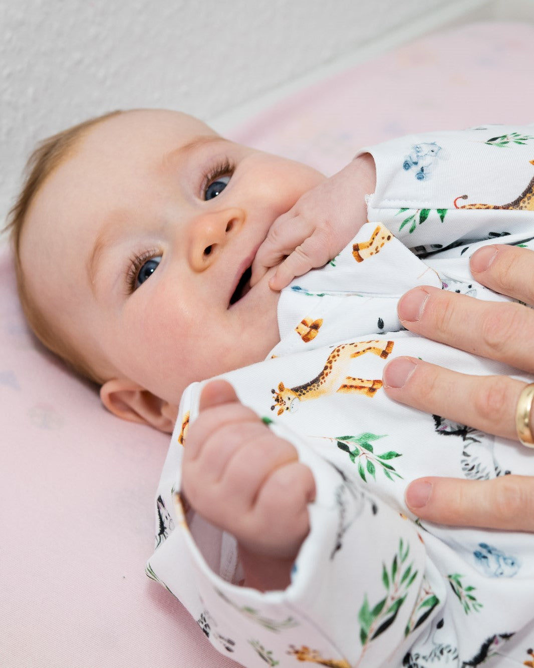 Baby trägt lächelnd den Safari Wombi